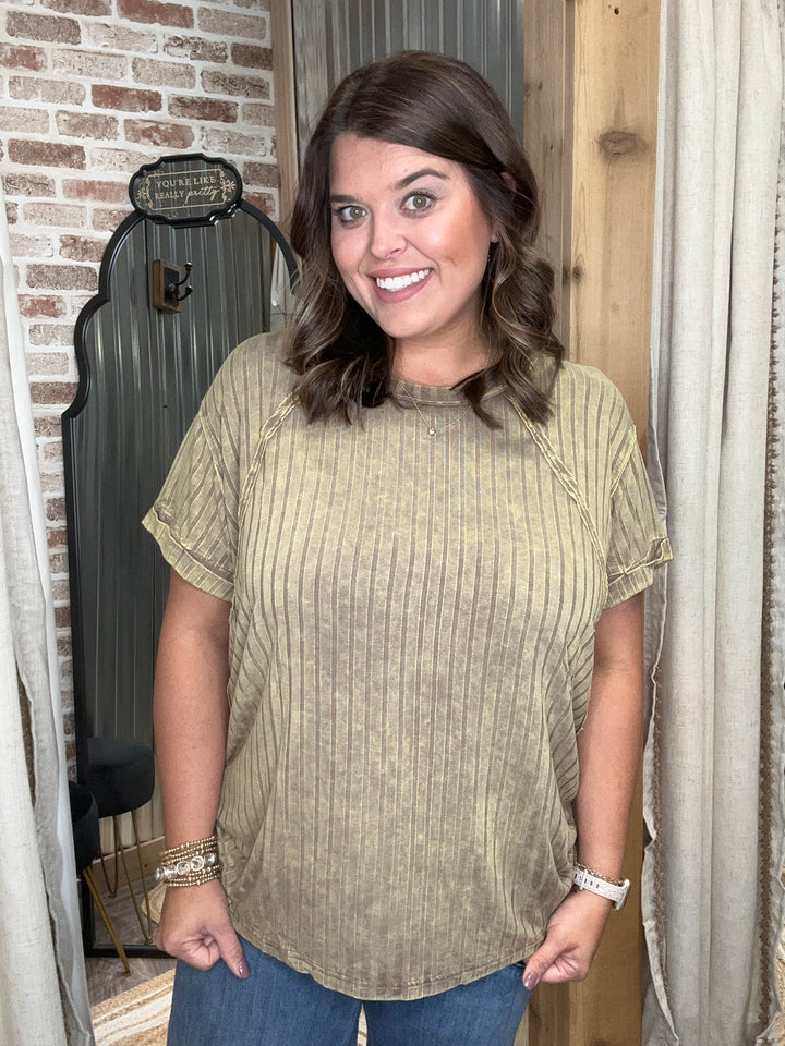 ACID WASHED RIBBED SHORT SLEEVE BOAT-NECK TOP | Mocha