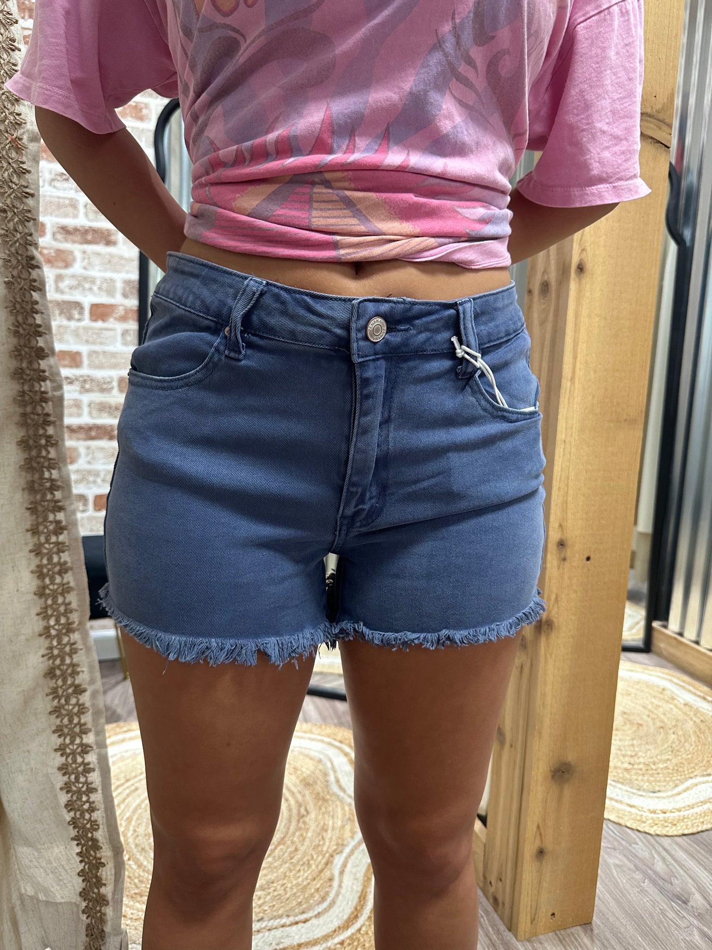 BLUE WASHED FRAYED CUTOFF HEM SHORTS