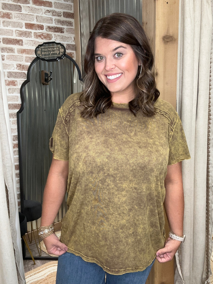 WASHED RIBBED SHORT SLEEVE BOAT-NECK TOP | Brown