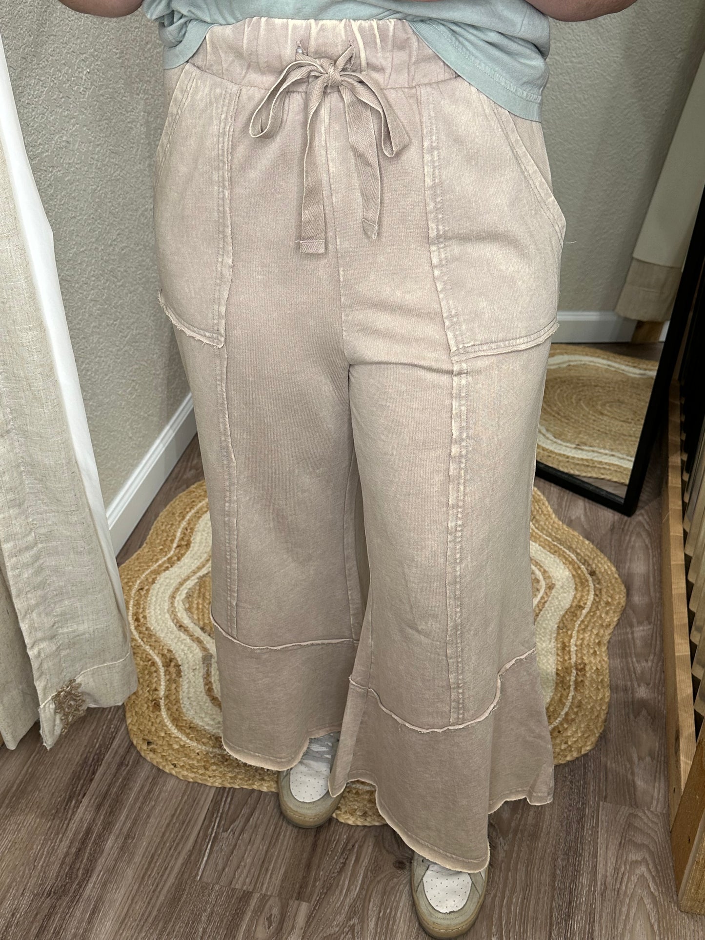 Ash Mocha| EXPOSED-SEAM FLARE HEM PANTS WITH POCKETS