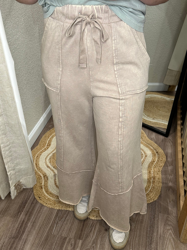 Ash Mocha| EXPOSED-SEAM FLARE HEM PANTS WITH POCKETS
