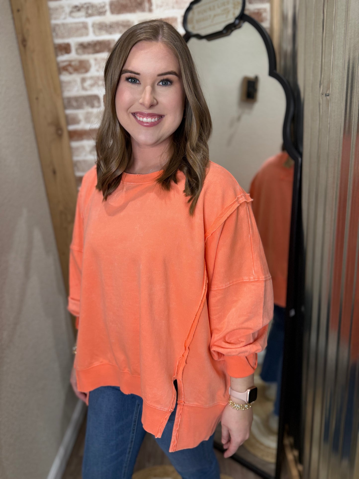 CORAL | ACID WASH F/TERRY EXPOSED-SEAM SWEATSHIRT